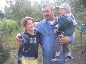 Тадей Марек із 13-річною донькою Наталею та онуком Сергійком, якому рік і сім місяців