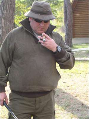 Колишній депутат від Партії регіонів Олег Калашников 6 жовтня 2007 року курив сигари і грав у більярд у комплексі ”Смерекова хата”