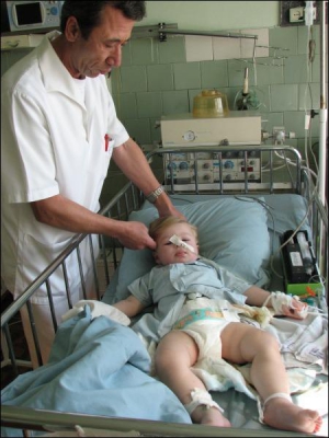 Михаил Галич, заведующий отделением реанимации областной детской больницы в Тернополе, осматривает полуторагодовалого Андрюшу Джаловского