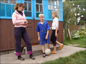 Марину Шнайдер з села Калинівка Сарненського району Рівненщини призначили опікуном її 8-річного брата Сашка та 11-річної сестри Олі