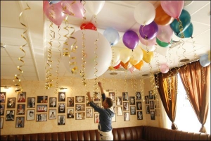 Банкетный зал столичного ресторана ”Розмарин” Александр Дударев украшает зал к свадьбе воздушными шариками