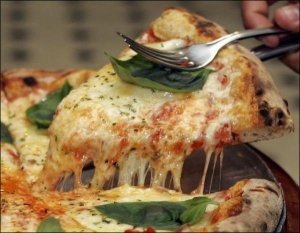 Кухар піцерії ”Браз піца” в бразильському місті Сан-Пауло нарізає піцу ”Маргарита”