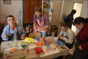Жителі київського міні-гуртожитку для розумово відсталих виготовляють свічки і листівки, які згодом продадуть на благодійному аукціоні