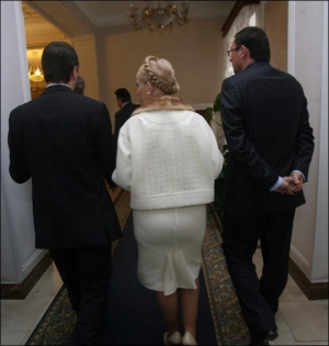 В’ячеслав Кириленко (ліворуч), Юлія Тимошенко і Юрій Луценко після переговорів у президента прогулюються його секретаріатом 8 жовтня 2007 року