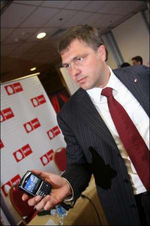 Гендиректор ”МТС Украина” Павел Павловский получает почту со своего компьютера на смартфон ”Блэкбери”
