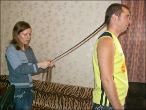 Росіянину Андрієві Величку допомагають привести до ладу його 105-сантиметрову косу. Щоб помити, висушити й розчесати волосся, йому потрібно кілька годин