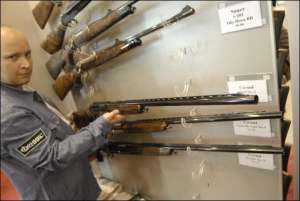 Олег Безуглов показывает любимую модель Брежнева — винтовку ”Косми” №5 — на столичной выставке ”Оружие и безопасность 2007”