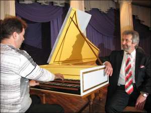 Пианист Владимир Соляников испытывает новый клавесин. Рядом с ним главный дирижер Харьковской филармонии Юрий Янко