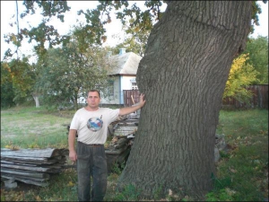 Валентин Шестопалов біля 300-річного дуба на території власної садиби в столичному мікрорайоні Бортничі. Запевняє, що дерево посадили його предки