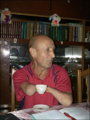 Василий Карпишинец из села Ждениево Воловецкого района на Закарпатье делает  всю домашнюю работу сам. Даже кушать может сварить