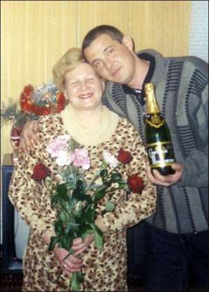 Житомирянин Володимир Поплавський вітає маму Валентину зі святом 8 Березня 2004 року