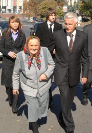 Володимир Литвин із матір’ю Ольгою Андріївною, донькою Оленою та сином Іваном ідуть на одну зі столичних дільниць голосувати на дострокових виборах до Верховної Ради 30 вересня 2007 року