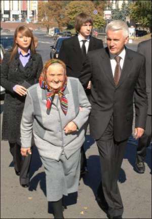 Владимир Литвин с матерью Ольгой Андреевной, дочкой Еленой и сыном Иваном идут на один из столичных участков голосовать на досрочных выборах в Верховную Раду 30 сентября 2007 года