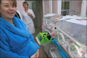 Тетяна Василинюк (ліворуч) у пологовому будинку міста Хмельницький. У боксах інтенсивної терапії новонароджених троє її дітей. 8 жовтня 2007 року