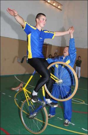 В селе Великие Берега Береговского района Закарпатской области член секции велоспорта в зале отрабатывает технику