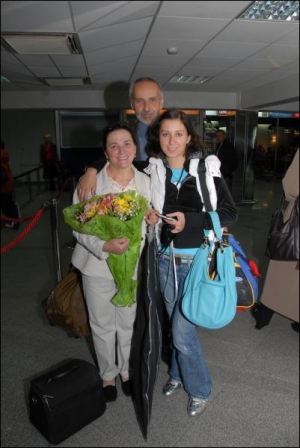 Співачка Ніна Матвієнко з чоловіком, художником Петром Гончаром, та донькою Антоніною в аеропорту ”Бориспіль” перед посадкою на літак Київ—Валенсія. 11 жовтня 2007 року