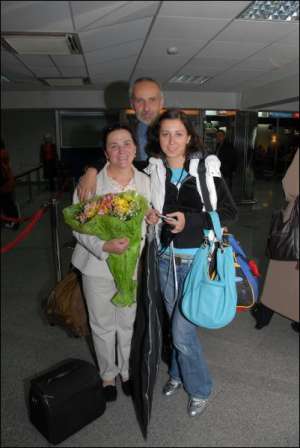Певица Нина Матвиенко с мужем, художником Петром Гончаром, и дочкой Антониной в аэропорту ”Борисполь” перед посадкой на самолет Киев—Валенсия. 11 октября 2007 года