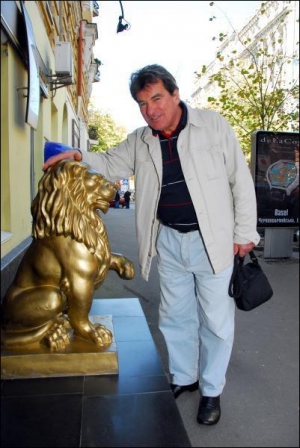 Володимир Коляда захотів сфотографуватися з левом біля ювелірного магазину на столичній вулиці Городецького, бо він за гороскопом — Лев