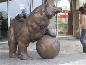 Скульптура крылатого медведя стоит перед гостинично-туристическим комплексом ”Карпаты” Интуриста. Она символизирует дорогу