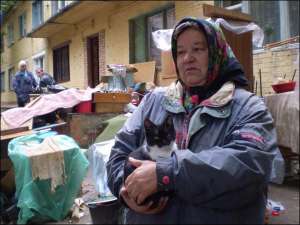 Пенсионерка из Полтавы Анна Гирька второй месяц ночует на матрасе возле общежития. Женщина боится, что ее сдадут в дом престарелых. Она уверена, что там бьют и плохо кормят