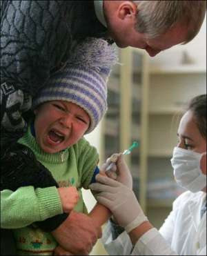 В румынском селе Шкарлатешти, в 200 километрах к северу от Бухареста, проводят прививку детей против штамма гриппа H5. Обязательную вакцинацию детей против птичьего гриппа в стране ввели после массовой гибели домашних птиц в 2005 году