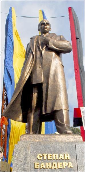 Памятник Степану Бандере на площади Кропивницкого во Львове