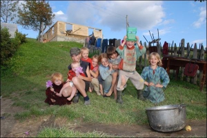 Дети Елены Лиховчук возле новостройки в селе Тесницка Путильского району Черновицкой области