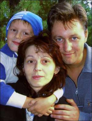 Александр Жолобицкий с женой Людмилой и сыном Владиславом в лесу под Черкассами осенью 2006-го. Каждый год семья собирала грибы на зиму