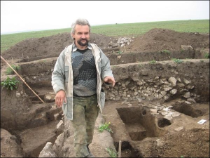 Научный сотрудник Николай Бандривский показывает каменную площадку усыпальницы, найденной на поле фермера в селе Швайкивцы Тернопольской области 