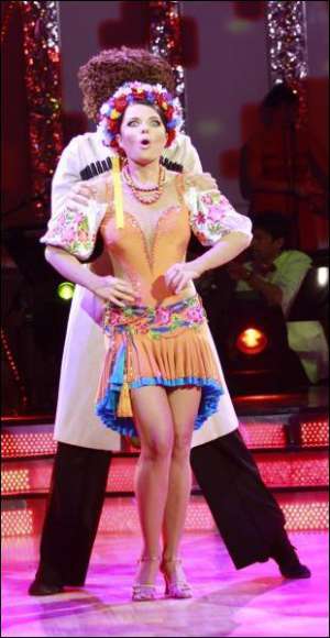 Співачка Наталя Корольова і танцівник Євген Папунаїшвілі підготували танок про кохання українки та грузина. Вони виконали його на шоу ”Танці з зірками-3. Ліга чемпіонів” на телеканалі ”1+1”