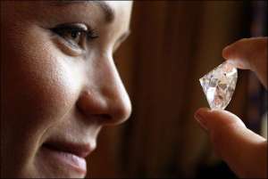 Модель демонстрирует безымянный бриллиант весом 84,37 карата, назвать который сможет победитель аукциона Сотбис 14 ноября в Женеве