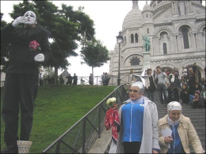 Верка Сердючка с мамой возле базилики Сакре-Кер в столице Франции Париже. В октябре киевский телеканал снимал там о Сердючке фильм. В ноябре Верка опять едет во Францию — в концертное турне