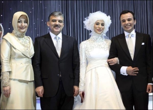 Президент Турции Абдула Гюль с женой Харюннисой (слева) на свадьбе их дочери Кюбри Гюль и бизнесмена Мехмета Саримермера (справа)