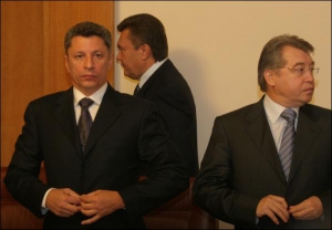 Когда вчера премьер-министр Виктор Янукович вошел в зал заседаний правительства, министры топлива и энергетики и угольной промышленности Юрий Бойко (слева) и Сергей Тулуб стали смирно и застегнули средние пуговыицы пиджаков