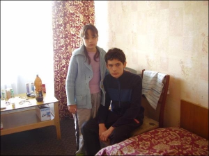 Вікторія та Дмитро Сітало (на фото) з батьками після вибуху будинку у Дніпропетровську живуть у готелі ”Світанок”: донька з матір’ю — в одному номері, син із батьком — в іншому