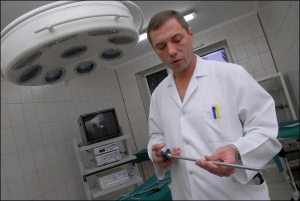 Хирург Юрий Король демонстрирует новый эндоскоп для операций на легких и бронхах. Львовские врачи начнут применять прибор после стажировки в Херсоне