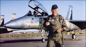 Чарльз Егер возле самолета, на котором 60 лет назад преодолел звуковой барьер скорости