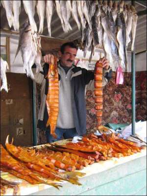 Житель райцентра Литин Винницкой области по имени Николай торгует копченой рыбой на базаре в Летичиве Хмельницкой области. Работа мужчине дает 50 гривен заработка в день. Из этих денег он платит за учебу сына
