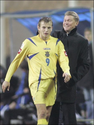 Олег Блохін (праворуч) вітає Олега Гусєва з двома голами у ворота Фарер
