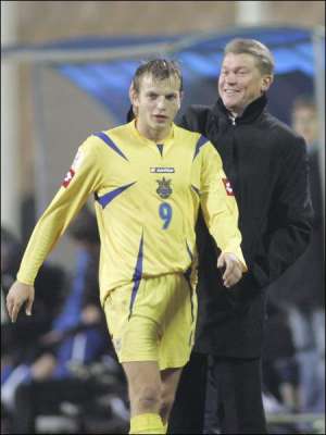 Олег Блохин (справа) поздравляет Олега Гусева с двумя голами в ворота Фарер