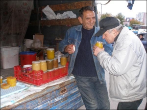 Пасічник Михайло Кухар (ліворуч) пропонує справжній мед від підробки відрізняти на запах