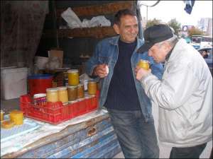 Пасечник Михаил Кухар (слева) предлагает настоящий мед от подделки отличать по запаху