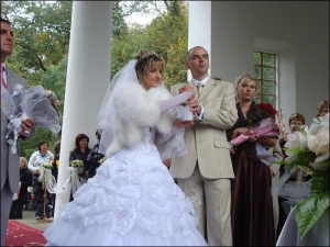 Юлії і Олександру Колісникам зі Шполи свідоцтво про одруження вручили в павільйоні Флора уманської ”Софіївки”