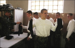Солдаты 164-го учебного центра Сухопутных войск Вооруженных Сил на полигоне Десна получают первые две пары носков. Призывники считают, что портянки были лучше
