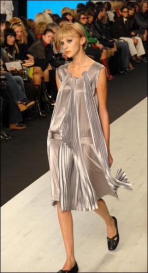 Шелковое платье из коллекции Лилии Пустовит украшено лентами-плиссе, которые создают дополнительный объем