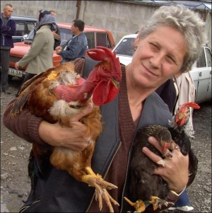 На базаре в Мукачево Моника Ясевич продает кур