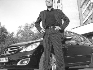 Олег Алекса возле своего ”мерседеса” на улице Свердлова в Виннице. Два месяца назад друг-иностранец подарил мужчине копию его машины, уменьшенную в 18 раз. Модель он купил в фирменном автосалоне ”Мерседес” за 60 евро