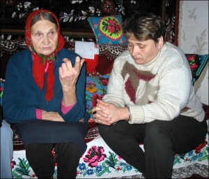 74-річна Василина Грищук (ліворуч) після побоїв міліціонера майже не підводиться з ліжка. Її доглядає донька Ольга