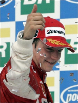 Финн Кими Райконен празднует свою победу в чемпионате ”Формулы-1”. В этом сезоне он выиграл 6 этапов соревнований