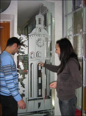 Відвідувачі майстерні ”Ситиф” у Цегельному провулку розглядають дзеркало із гравірованим краєвидом Вінниці ”Міська ратуша”